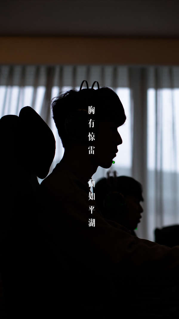 员在赛场上