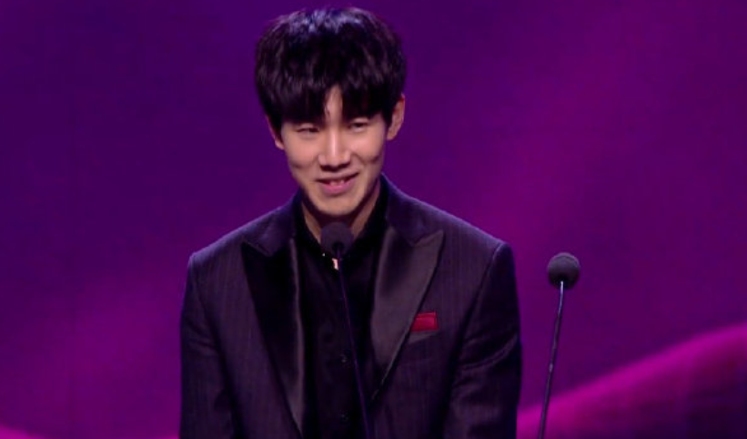 使得他在进 使得他在进